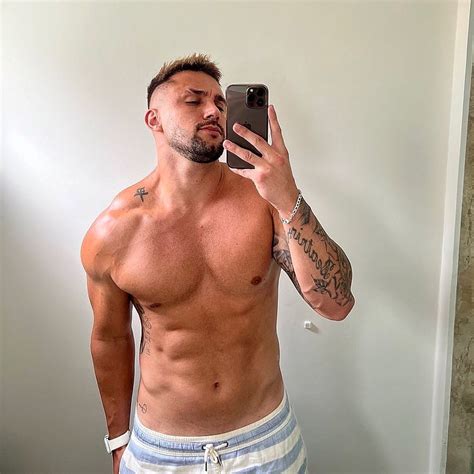 Arthur Picoli Posta Selfie Sem Camisa E Arranca Suspiros Nas Redes Gq Celebridades