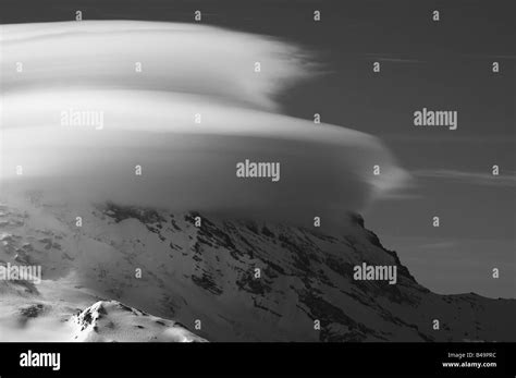 Mount Rainier Shrounded In A Lenticular Cloud Stock Photo Alamy
