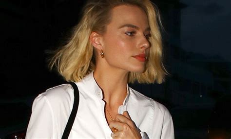 Margot Robbie Flaunts Her Leggy Figure Arriving At Bondi Icebergs Daily Mail Online