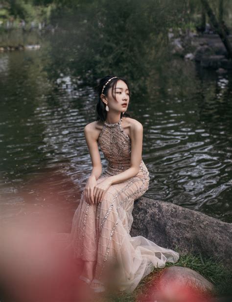 Dongyu Zhou Nude Halter Dress Is Super Beautiful Imedia