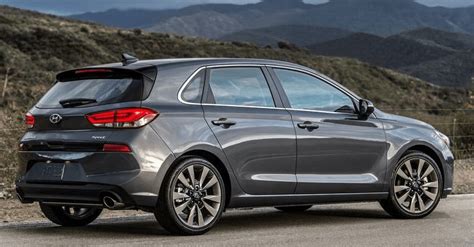 These elements are bound to quench the thirst of all who seek sportiness. Hyundai Elantra 2020 Price, Sport, Interior | Hyundai ...