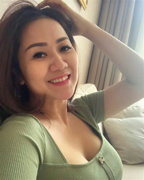 Pamannya merupakan salah satu ceo dari sebuah perusahaan raksasa dan diketahui merupakan orang terkaya nomor dua di china dan tiga di asia. Kumpulan Foto Seksi Ernie