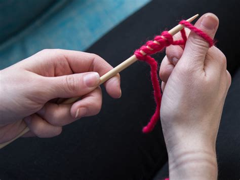 Easy cast on method | from Craftsy | Easy knitting, Knitting basics
