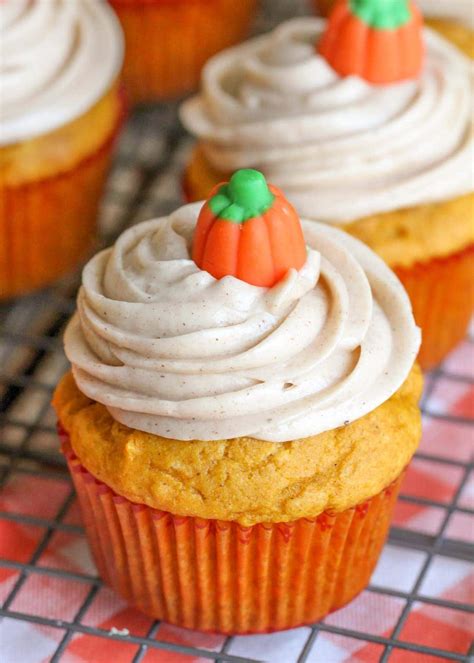 Pumpkin Cupcakes With Cinnamon Cream Cheese Frosting Video