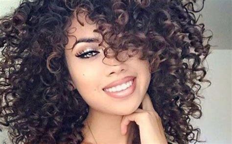 Per scrivere questo articolo ci siamo interessate ad un fenomeno italiano, che sta impazzando tra le ragazze con i capelli. Come fare la piega in casa ed essere perfette - Bigodino