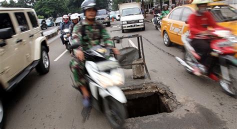 Berikut ini, popmama.comungkap fakta bedasarkan ginekolog dan direktur eksekutif dari. Lubang Terbuka di Jalan Sudirman Jakarta Membahayakan ...