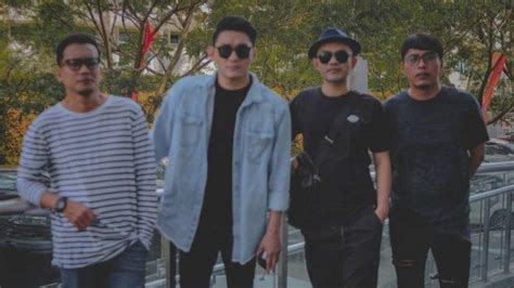 Bm e a kau jaga selalu hatimu f# bm e a saat jauh dariku tunggu aku kembali a d mencintaimu aku tenang a d memilikimu aku ada bm e di setiap engkau membuka mata a d merindukanmu slalu ku rasakan a d slalu memelukmu penuh cinta bm e itu yang selalu aku inginkan… Chord Gitar Lagu Jaga Selalu Hatimu Seventeen, Lirik Lagu ...