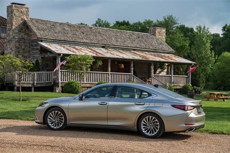 I like all the bells and whistles, so i'd opt for the es. 2019 Lexus ES F Sport vs Hybrid Comparison