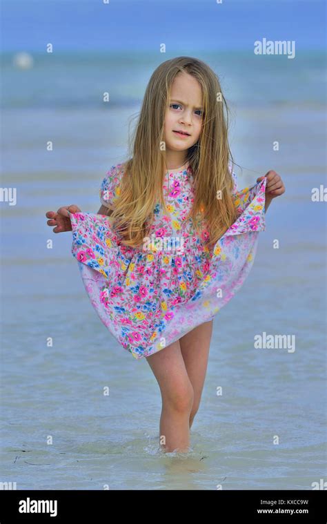 Süße Kleine Mädchen Auf Sandstrand Blaues Meer Und Himmel Hintergrund Kuba Caya Coco