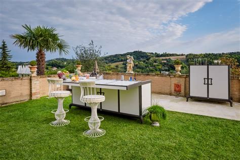 How to harmoniously integrate a luxury outdoor kitchen project with the