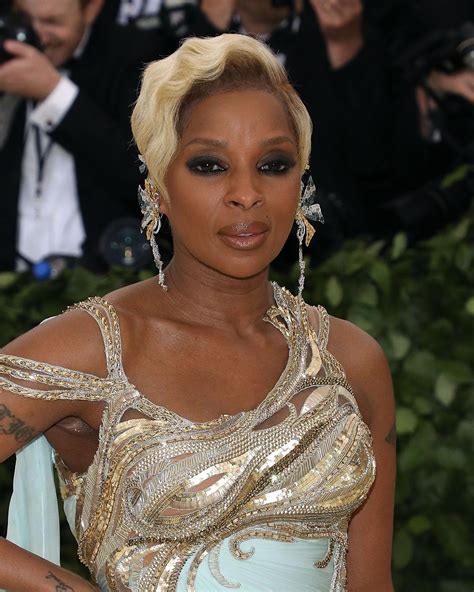 Mary J Blige Looks Alluring Rocking A Black Leather Top And Snake Print