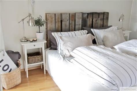 These grommet curtains are super easy to make and look stylish! An Inspiration for Pallet Bedroom Furniture | Pallets Designs