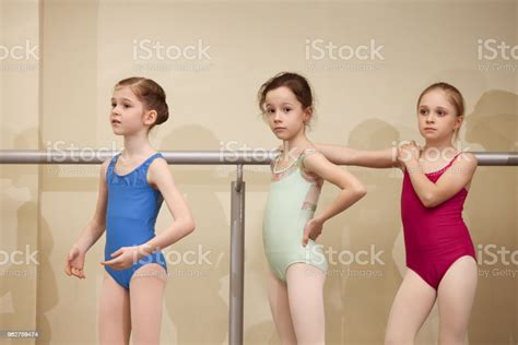 bailarines de ballet de niños ensayan una representación teatral foto de stock y más banco de