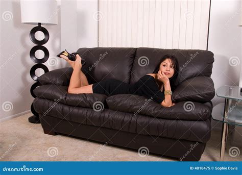 mujer atractiva en el sofá imagen de archivo imagen de caliente endecha 4018475