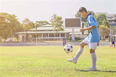 Teknik Dasar Sepak Bola Dan Peraturan Yang Perlu Kamu Ketahui Bukareview