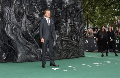 The path to paradise begins in hell. Alien: Covenant incanta il green carpet alla première ...