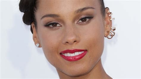 The Truth About Alicia Keys Relationship With Makeup