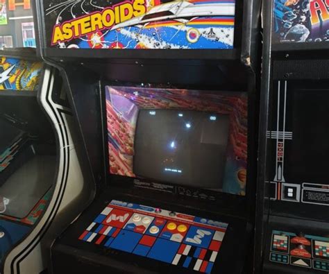Asteroids 1979 Atari Lo Trovi Solo Da Arcade Story
