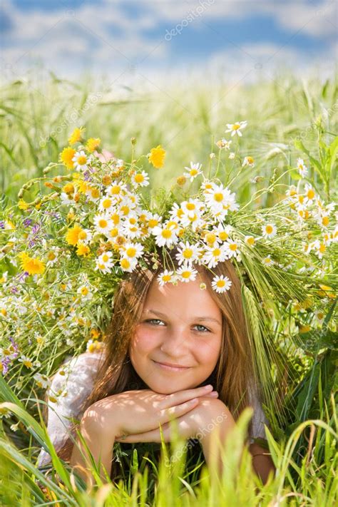 Young Girl With Camomile Wreath On Head — Stock Photo © Vadimpp 1963577