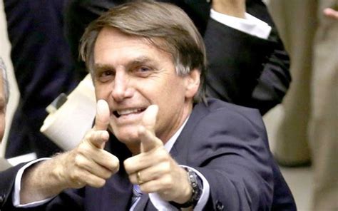 Bolsonaro assina decreto que flexibiliza a posse de armas no país