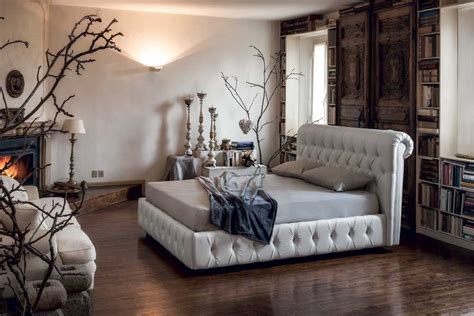 Ein klassisches bett besteht aus einem gestell mit vier beinen. Klassisches Bett mit gestepptem Kopfteil | IDFdesign