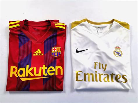 Hier jetzt das neue trikot von real madrid bestellen. Adidas FC Barcelona & Nike Real Madrid 20-21 Trikots ...