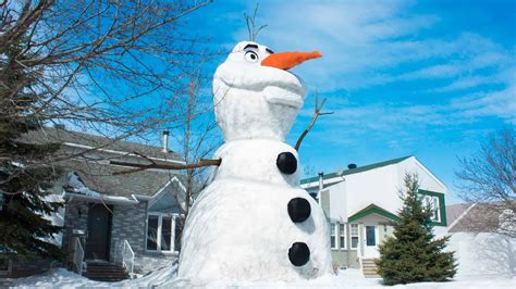 Man Builds Giant Olaf Snowman In His Front Yard And People Got Nuts Over