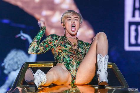 Miley Cyrus Performs Live At The Bangerz Tour In Washington D C