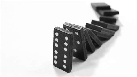 Double dominoes are played across the line of play. UR | Het domino effect