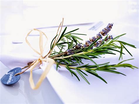Ciao ragazze matrimonio tema ulivo, come segnaposto preferireste tarallini oppure bottigliette di olio aromatizzato? Segnaposto Ulivo : L'Ulivo nel bouquet della sposa di ...
