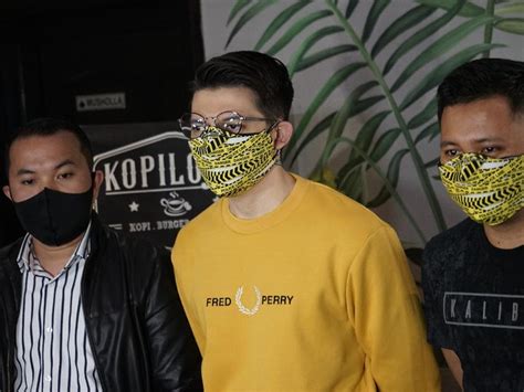 35, born 6 march 1985. Irwansyah Klarifikasi soal Pemberhentian Sementara Kasus Dugaan Penggelapan