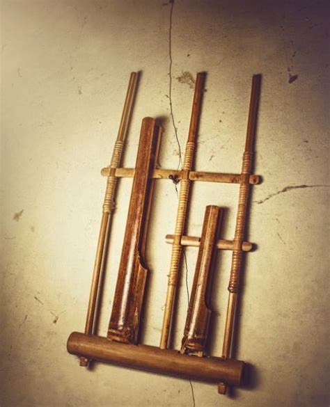 Alat musik tradisional saluang berasal dari sumatera barat. √ Cara Memainkan Angklung dari Dasar Hingga Mahir Lengkap