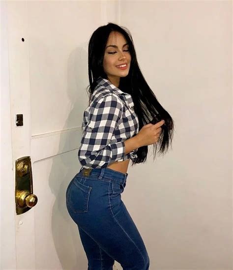 Girls In Tight Jeans 30 Pics