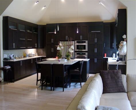 This is a bright and classic kitchen in light wood and matte black appliances. Wood kitchen cabinets, Dark wood kitchens, Kitchen cabinet ...