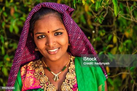 茶畑の若いタミル人女性の肖像南インド 1人のストックフォトや画像を多数ご用意 1人 アジアおよびインド民族 アジア大陸 istock