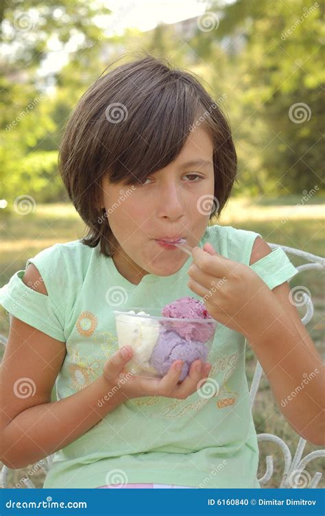 Más de la niña comiendo hielo Chicas desnudas y sus coños