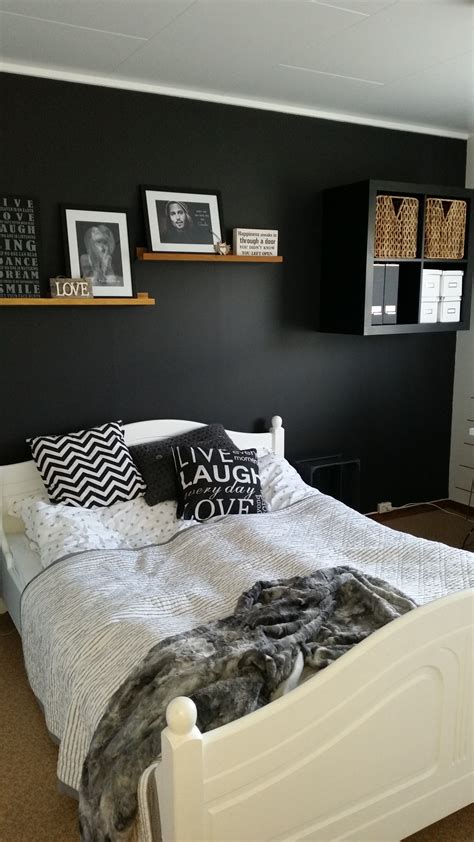 bedroom soverom black&white&wood | Soverom, Black