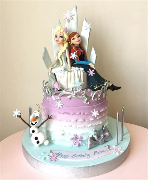 Diese süßen pappteller passend zum disney film die eiskönigin dürfen auf keiner geburtstagstafel fehlen durchmesser 20cm. Frozen (Elsa Anna Olaf) | Frozen birthday cake, Frozen ...