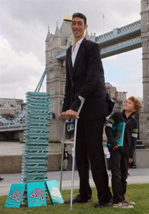 World S Tallest Man Sultan Kosen Stops Growing CBS News