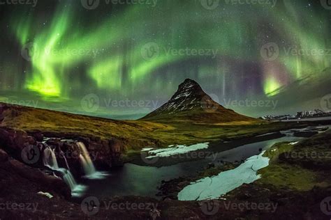 Aurora Boreal Sobre Mt Kirkjufell En Islandia 1178226 Foto De Stock En