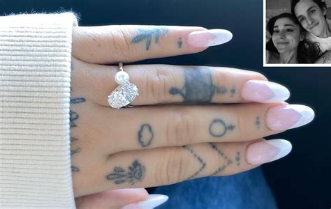 All About Ariana Grandes Engagement Ring From Dalton Gomez