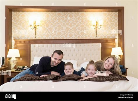 Eine Gl Ckliche Familie Posieren Vor Der Kamera Im Hotel Zimmer Sitzen