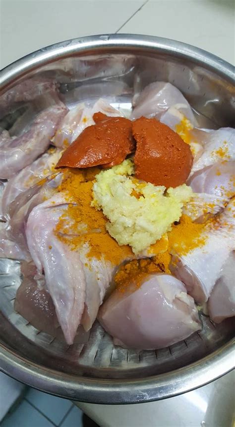 Tumis bawang merah dan bawang putih yang sudah diiris halus, jahe. Cara Buat Ayam Masak Kicap Pedas Dengan Kuah Pekat. Lauk ...