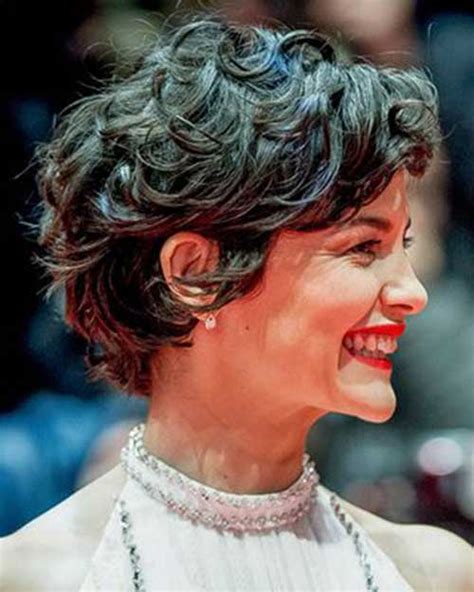 Water is the key, eeyerlin says. 25 Chic Curly Short Hairstyles