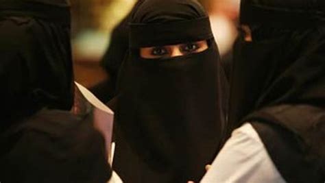 سعودية تهدي زوجها 10 آلاف ريال وآيفون6 في زفافه الثاني