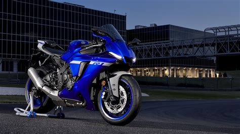 The engine is a 999cc inline four producing a 3 series rivaling 180bhp. รีวิว 2020 Yamaha YZF-R1 SPECS REVIEW