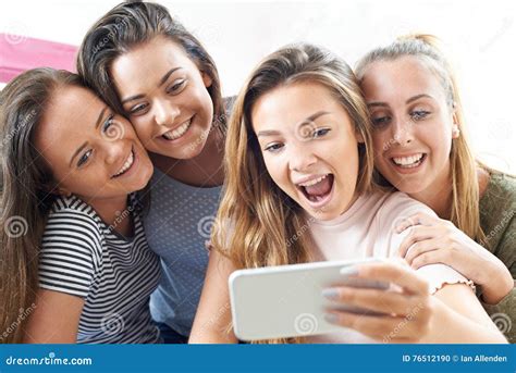Groep Tieners Die Selfie Op Mobiele Telefoon Nemen Stock Foto Image Of Hebbend Meisjes 76512190