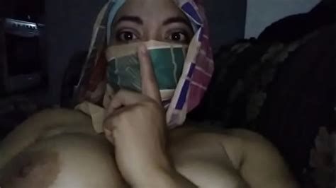Real Muslim Amateur Arab In Hijab Mom Masturbates Pussy To Squirting