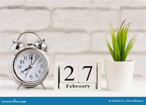 27 Februar Auf Einem Holzkalender Neben Dem Wecker Kalendertag