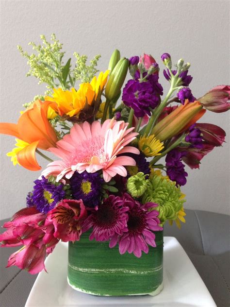 diy inexpensive flower arrangement using a 10 mix bunch inexpensive flower arrangements